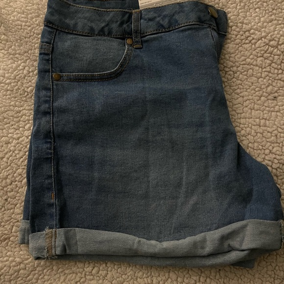 Women’s mid-rise cuffed denim shorts - Picture 2 of 2